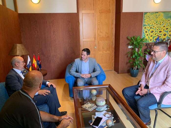 Imagen del encuentro de este lunes entre los políticos teldenses y los directivos del CB Gran Canaria (Foto TA)